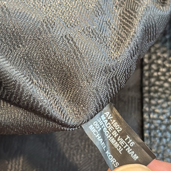 Michael Kors Bag Bedford Crossbody - Picture 15 of 17